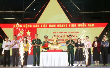 Bộ Quốc phòng tặng tượng chân dung Bác Hồ cho 168 xã, phường, đặc khu TP.HCM