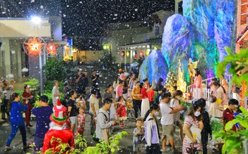 Xóm đạo lớn nhất TP.HCM: Nhà thờ phun 'tuyết' trắng xóa, hút khách check-in Giáng sinh