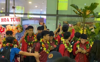 Khoảnh khắc U.22 Việt Nam xuất hiện trong sự chào đón của người hâm mộ ở sân bay Nội Bài