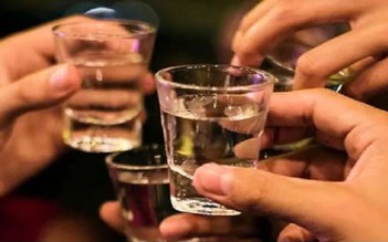 Hải Phòng: Ngộ độc tập thể nghi do rượu