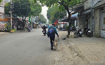 Tin vui cho người đàn ông dắt chó đi bộ xin việc khắp TP.HCM: 'Lúc tôi ngặt nghèo nhất...'