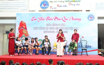 Xúc động nghe chuyện chiến sĩ Trường Sa ở sân trường