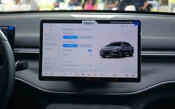 Mặt trái của màn hình cảm ứng tích hợp nhiều chức năng trên ô tô hiện đại