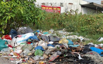 Nhiều nơi có bảng cấm vẫn đổ rác