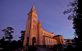 Nhà thờ Con Gà và mối tình trong 'Bài thánh ca buồn'