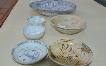 Hiến tặng nhiều chén, đĩa cổ có giá trị cho bảo tàng ở Quảng Ngãi