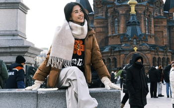 Khăn choàng cổ đơn giản nhưng đủ sức nâng tầm phong cách