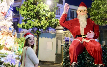 Đêm Giáng sinh nhiều người bất ngờ check-in cùng ông già Noel ‘siêu to khổng lồ’