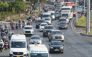 Lái ô tô trên quốc lộ và cao tốc, làm sao để tránh tai nạn 'dồn toa'?