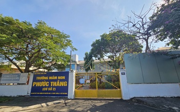 Trường mầm non ở TP.HCM bất lực dùng tôn che chắn mùi hôi thối xông vào lớp