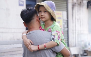 Cha chạy xe ôm 'còn 2 triệu đồng' cứu con ung thư: Được giúp 601 triệu đồng