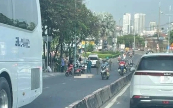 TP.HCM: Xe máy công nghệ va chạm xe khách, cụ bà 75 tuổi tử vong