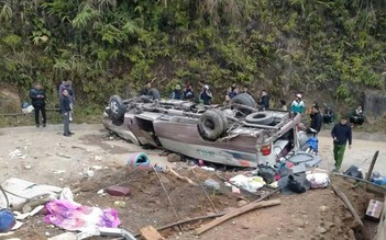 Lật xe chở đoàn giáo viên đi từ thiện ở Lào Cai, 9 người tử vong