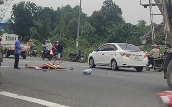 TP.HCM: Va chạm với xe trộn bê tông, bà nội tử vong, 2 cháu nhỏ bị thương nặng