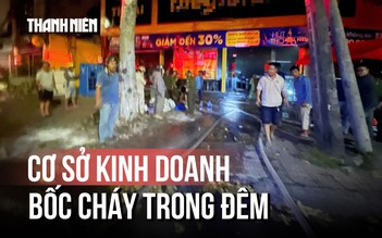 Cửa hàng điện máy bốc cháy giữa đêm, cả khu dân cư hốt hoảng