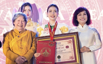 Áo dài phát sáng của nhà thiết kế Thoa Trần được trao Kỷ lục Việt Nam