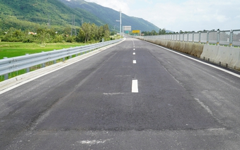 Cao tốc Vân Phong - Nha Trang: 13 km đầu tuyến chưa thông xe đã phải sửa