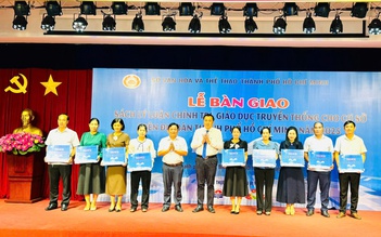 Sở VH-TT TP.HCM 'lì xì' sách mừng năm mới