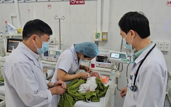 Bé gái bị vùi trong vườn cao su được một gia đình ở Đà Nẵng nhận nuôi