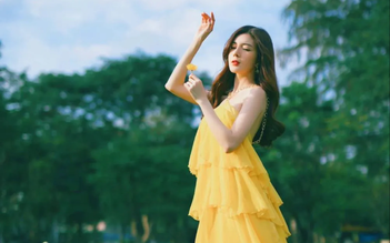 Diện trang phục sắc vàng rực rỡ, sang chảnh đón năm mới