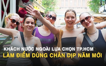 Khách Tây ra đường sớm chờ đón năm mới 2026 ở TP.HCM: 'Ở đây thật dễ thương'