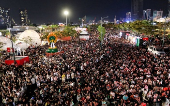 'Biển người' đang ở trung tâm TP.HCM chờ ngắm pháo hoa giao thừa 2026