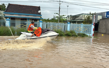 Lâm Đồng: Ca nô cứu hộ 'chạy' trên QL1 đoạn qua xã Hồng Sơn