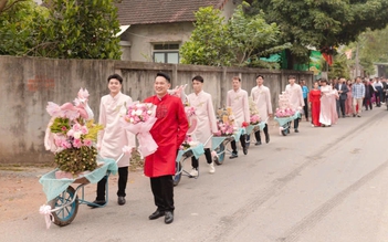 Nhà cách nhau vài trăm mét, chú rể dùng xe rùa chở sính lễ đi rước dâu