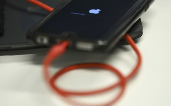 Bỏ thói quen sạc qua đêm để kéo dài tuổi thọ pin điện thoại