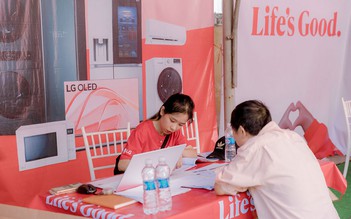 LG tiếp nhận sửa chữa hơn 2.000 thiết bị hư hại sau mưa lũ tại miền Trung