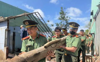 Khi công an thành thợ xây: Thần tốc dựng nhà mới cho dân vùng lũ Gia Lai trước tết