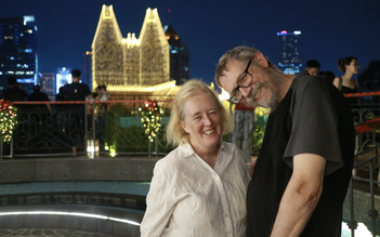 Ngỡ ngàng Giáng sinh tại TP.HCM: Không tuyết lạnh, vẫn khiến khách Tây… mê mẩn