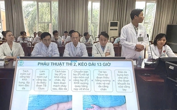 Bí thư Thành ủy TP.HCM biểu dương bác sĩ Võ Thái Trung cùng ê kíp