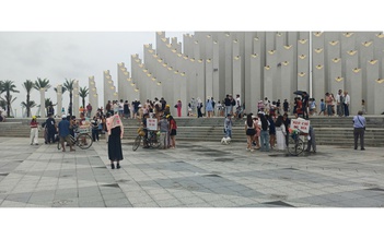 Giao công an xử lý dứt điểm nạn buôn bán hàng rong trong công viên nghìn tỉ