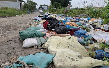 Bãi rác tràn lan trên đường