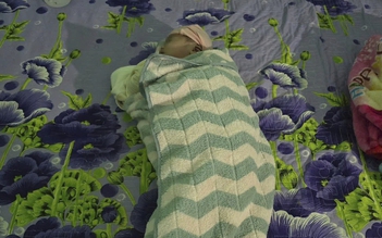 Quảng Ngãi: Tìm thân nhân bé gái bị bỏ rơi trước cổng nhà dân