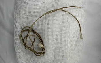 Cứu nam sinh nhét dây sạc điện thoại vào niệu đạo để tạo 'cảm giác lạ'