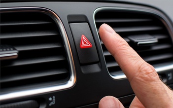 2 kiểu dùng đèn hazard thể hiện văn hóa giao thông đáng trân trọng