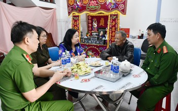 'Tim tôi như thắt lại': Nén nỗi đau riêng, chiến sĩ công an lao vào cứu dân giữa lũ dữ