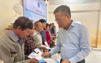 BHXH Việt Nam trao tặng thẻ BHYT cho người dân Khánh Hòa bị ảnh hưởng lũ