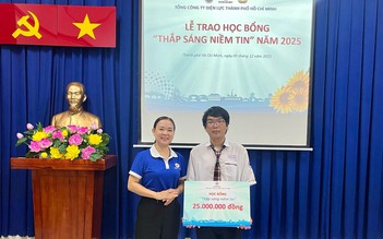 EVNHCMC ‘Thắp sáng niềm tin’ đến trường cho học sinh hiếu học
