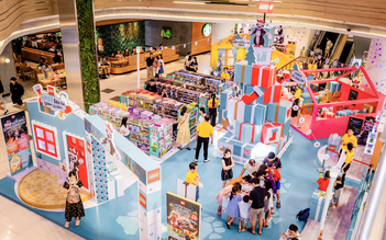 Cây thông LEGO khổng lồ hút khách ở TP.HCM