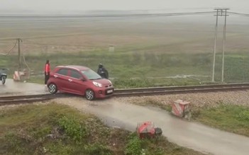 Ô tô bị kẹt trên đường ray buộc đoàn tàu phải dừng khẩn cấp