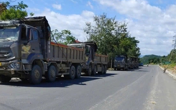Tai nạn ở đèo Đại Ninh: Đá từ xe công trình rơi trúng xe 16 chỗ, 1 người nước ngoài tử vong