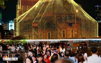 Chánh xứ nhà thờ Đức Bà: Chuyện bác ái vẫn làm, Giáng sinh không thể bỏ trang trí