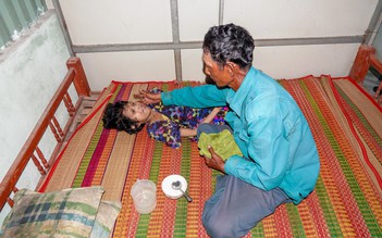 Cha già bán vé số nuôi con bệnh bại não