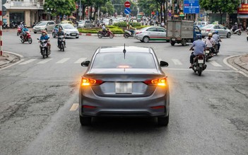 Quan niệm sai lầm của nhiều tài xế khi bật đèn hazard vào vòng xoay