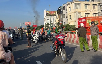 TP.HCM: 'Cua rơ' 68 tuổi nghi bị đột quỵ tử vong trên cầu Bình Lợi