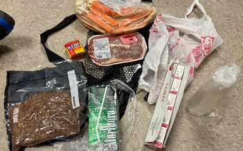 Bắt được UAV thả thịt bò, chân cua hoàng đế cho tù nhân ăn Giáng sinh