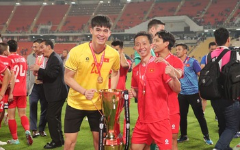 Thủ môn xuất sắc nhất AFF Cup có nguy cơ bị chiếm suất ở đội tuyển Việt Nam